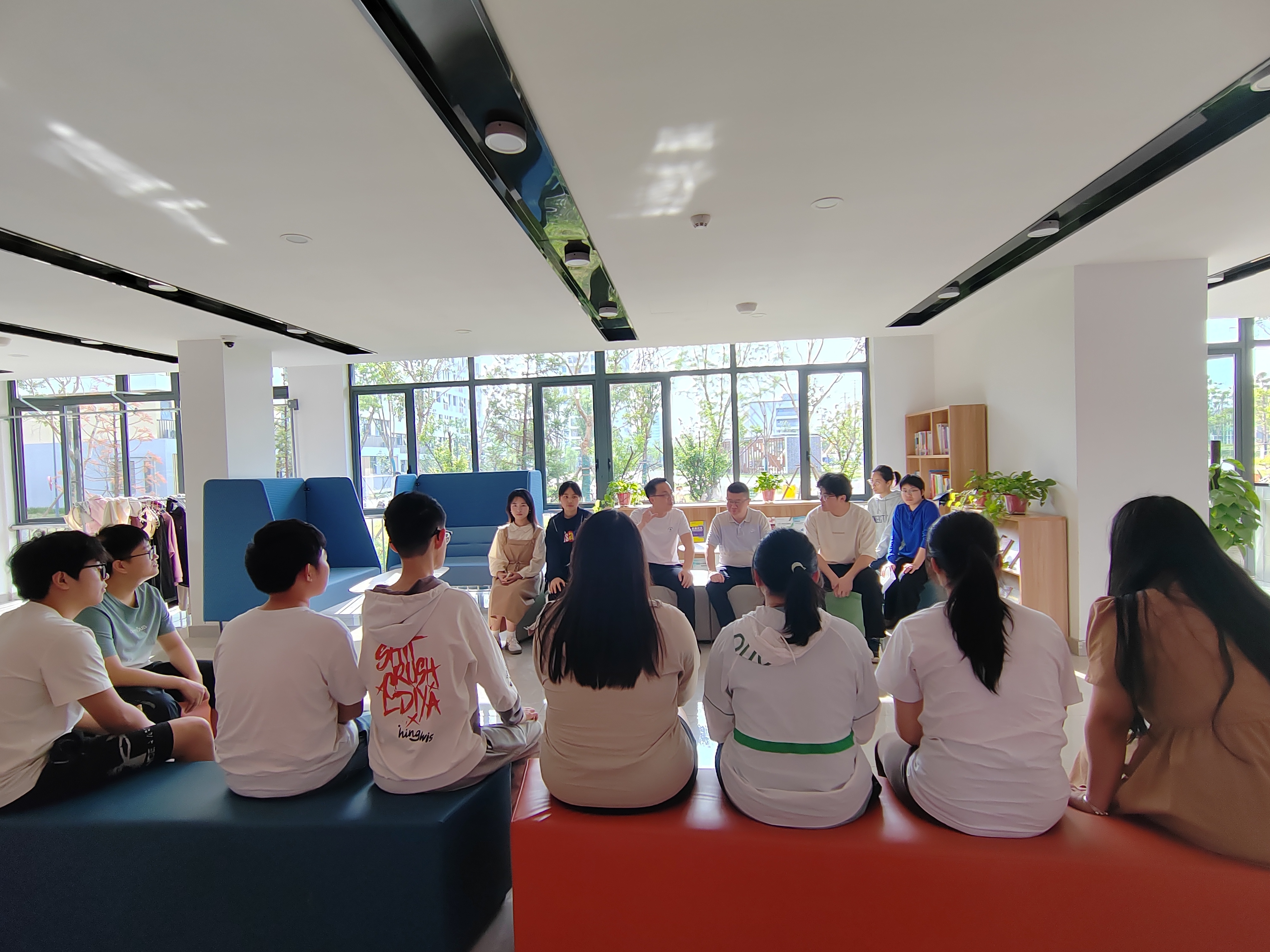 1745370762973572.jpg “一站式”学生社区座谈.jpg